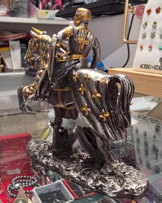 Caballero a caballo de metal