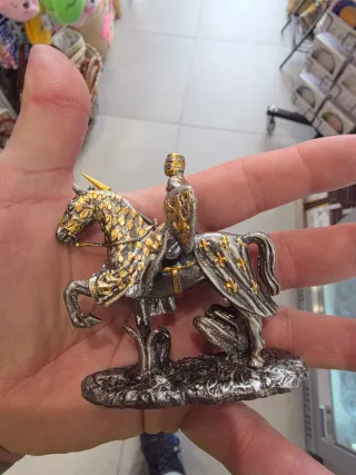 Caballero a caballo de metal