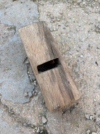 Antiguo cepillo de carpintero de madera