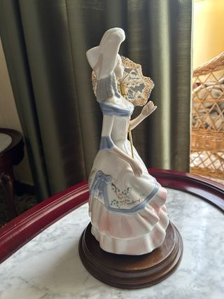 Figura porcelana dama con sombrilla