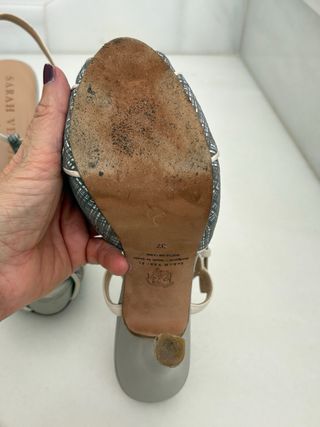 Zapatos de tacón grises y blancos