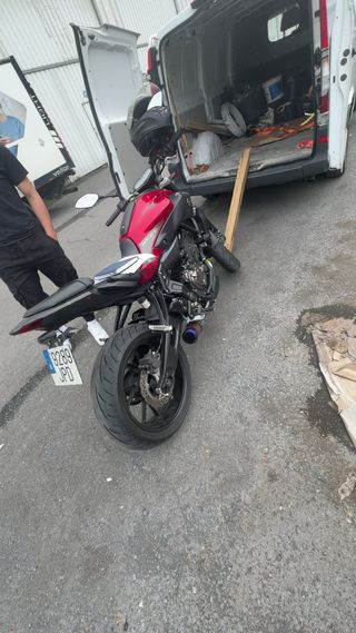 Yamaha MT-07 Naked Roja