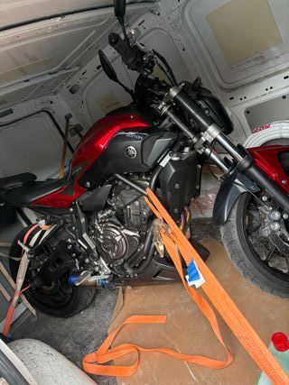 Yamaha MT-07 Naked Roja