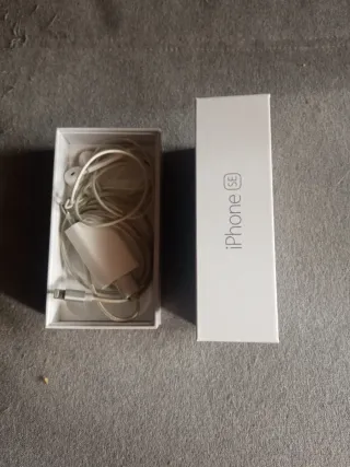 iPhone SE Nero con Caricatore e Cuffie