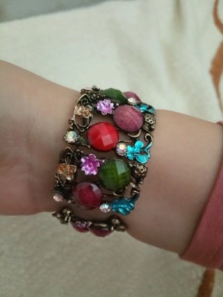 Bracciale con perle colorate