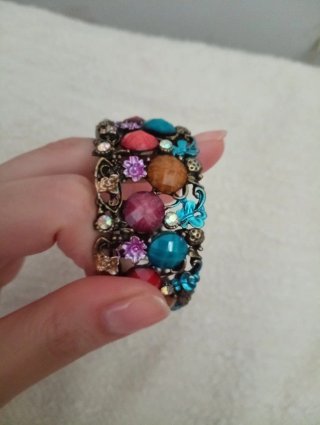 Bracciale con perle colorate