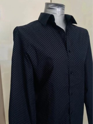 Camicia nera a pois bianchi