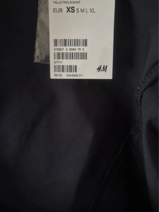 Camicia nera a pois bianchi