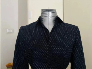 Camicia nera a pois bianchi