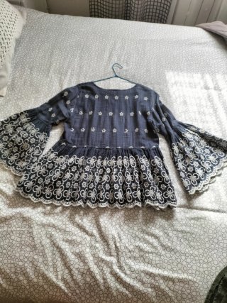 Blusón bordado manga campana