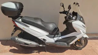 Kymco Maxi Scooter Negra y Blanca