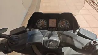 Kymco Maxi Scooter Negra y Blanca