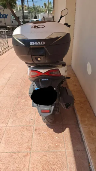 Kymco Maxi Scooter Negra y Blanca