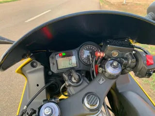 Honda CBR 600 F4i Amarilla y Azul Valentino Rossi