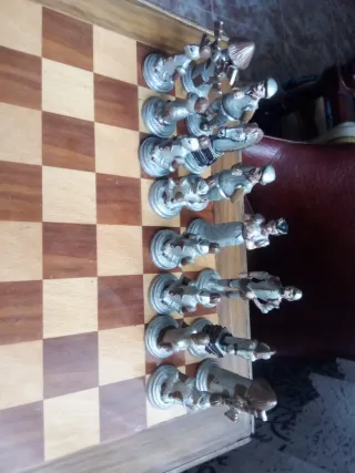 Mesa de ajedrez de madera y metal