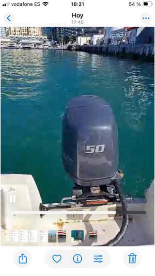 Barco a motor con remolque