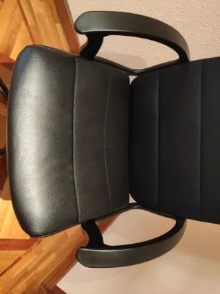 Silla de oficina negra a estrenar