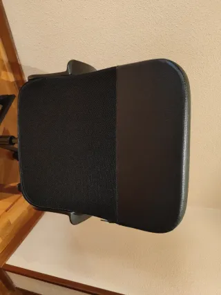 Silla de oficina negra a estrenar