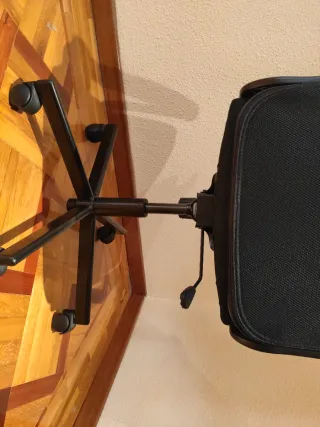 Silla de oficina negra a estrenar