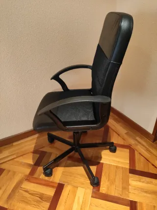 Silla de oficina negra a estrenar