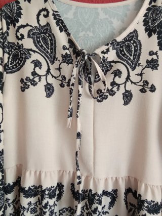 Blusa beige con estampado negro