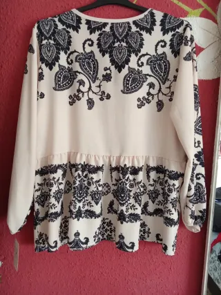 Blusa beige con estampado negro