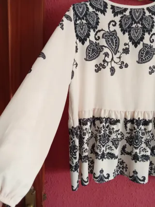 Blusa beige con estampado negro