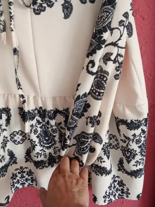 Blusa beige con estampado negro