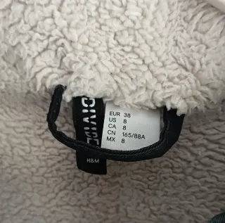 Chaqueta negra tipo parka, con forro de borreguito