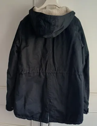 Chaqueta negra tipo parka, con forro de borreguito