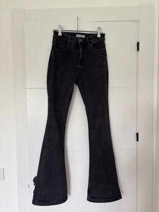 Pantalón vaquero flare negro Stradivarius