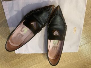 Zapatos de piel con corazón