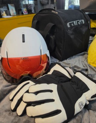 Casco Giro Aria + Gafas + Guantes + Bolsa