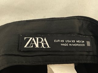 Falda Zara negra con vuelo