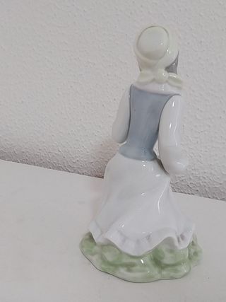 Figura Porcelana TENGRA - Joven con Pájaro (21cm)