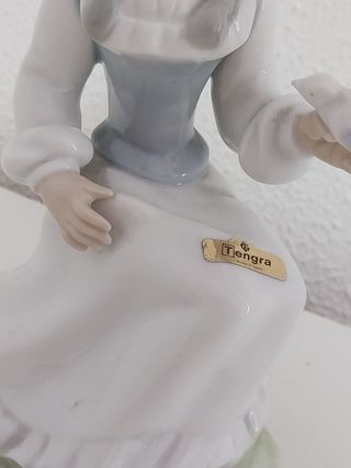 Figura Porcelana TENGRA - Joven con Pájaro (21cm)