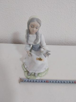 Figura Porcelana TENGRA - Joven con Pájaro (21cm)