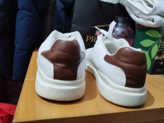 Zapatillas Álvaro Moreno blancas detalle marrón