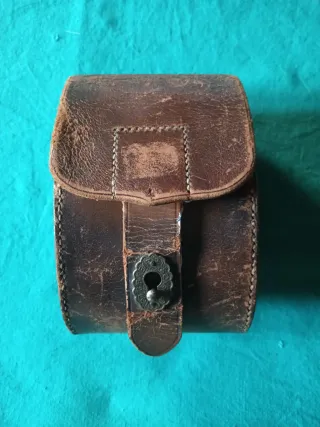 Set de cepillos antiguos en funda de cuero