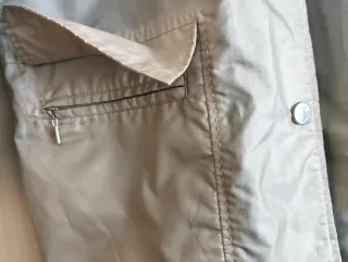 Chubasquero reversible gris y blanco