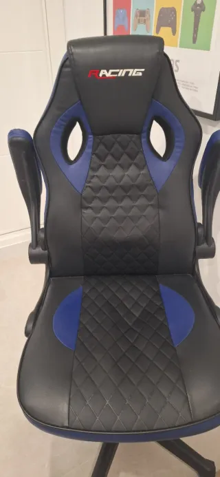 Silla gaming negra y azul