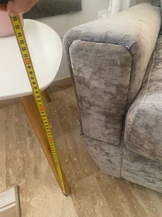 Mesa auxiliar triangular de madera