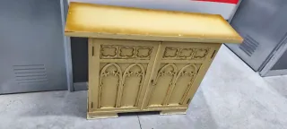 Mueble de madera con puertas y estantes