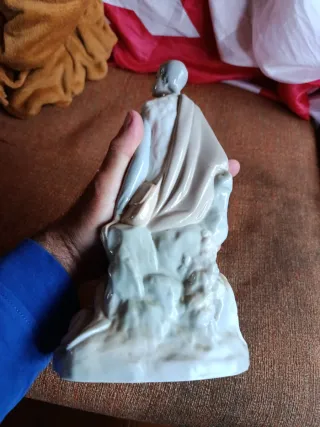 Figura cerámica niño con 3 perros. No envío.