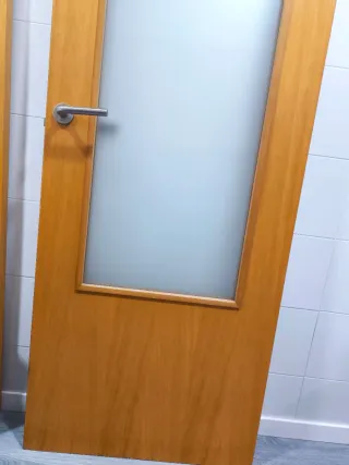 Puerta de madera con cristal