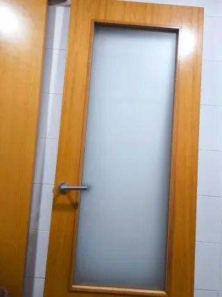 Puerta de madera con cristal