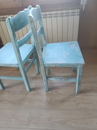 2 Sillas de madera estilo escapado azul