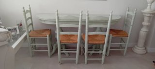 Mesa plegable de madera antigua y 4 sillas