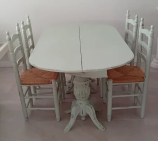 Mesa plegable de madera antigua y 4 sillas