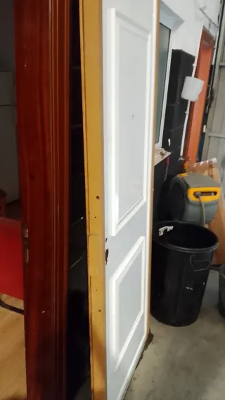 Puerta de seguridad blanca